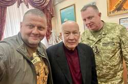 Володимир Горбулін (в центрі) допомагатиме головнокомандувачу ЗСУ Валерію Залужному розробляти перспективну модель української армії