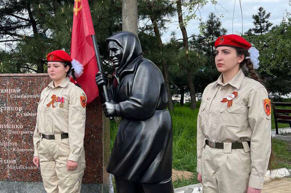 Рашисти притягнули до знищеного Маріуполя пам'ятник бабі з прапором СРСР (фото)