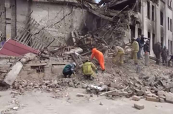 Оккупанты разбирают завалы драмтеатра в Мариуполе (видео)