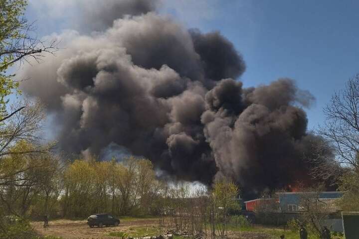 Росія палає: у Курському районі небо заполонив чорний дим (відео)