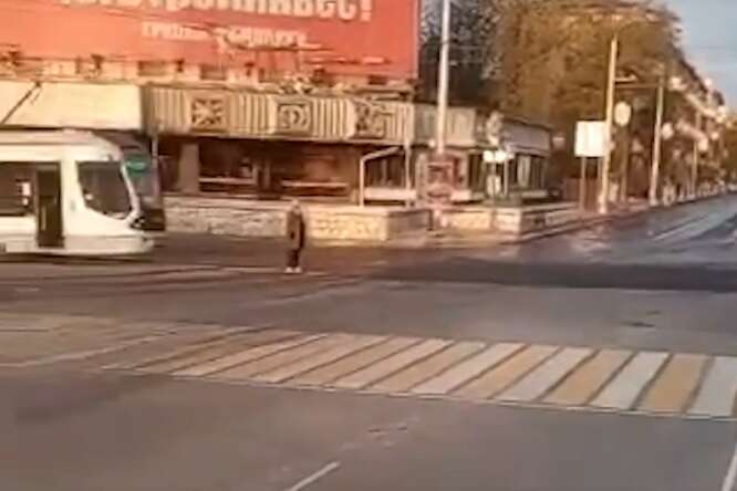 Водій трамвая у шоці. Російські дорожники залили рельси асфальтом (відео)