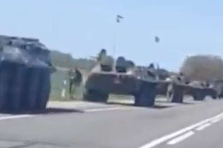 В Беларуси заметили колонны военной техники с красными квадратами (видео)