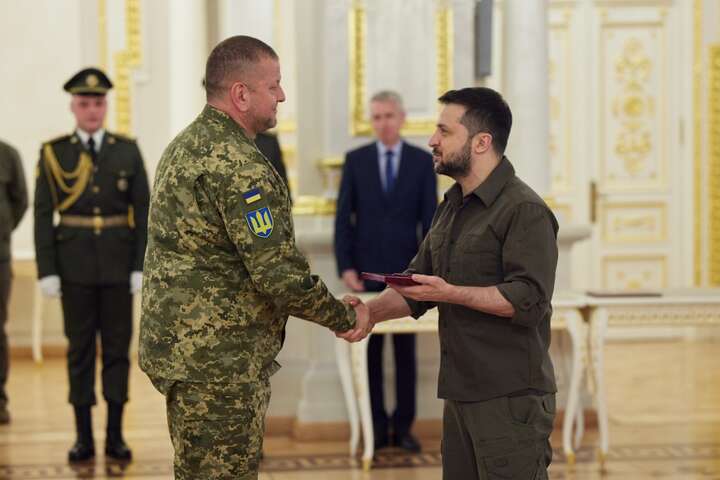 Президент нагородив Залужного орденом першого кавалера «Хреста бойових заслуг»