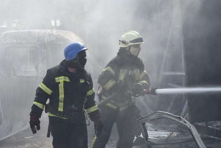 Спасатели ликвидировали масштабный пожар после ракетного обстрела Одессы (фото, видео)