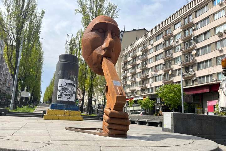 У Києві з’явився арт-об’єкт із побажанням Путіну застрелитись (фото)