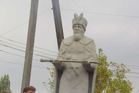 Оккупанты уничтожили памятник Сагайдачному в пригороде Мариуполя
