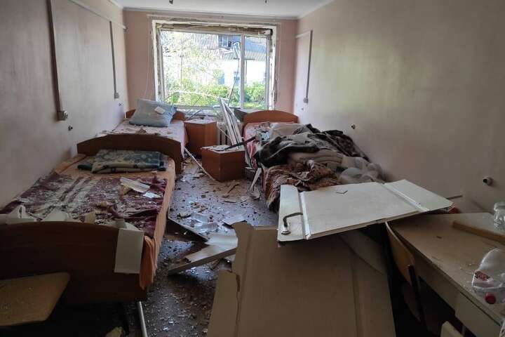 Ворог повторно обстріляв лікарню в Оріхові: фото