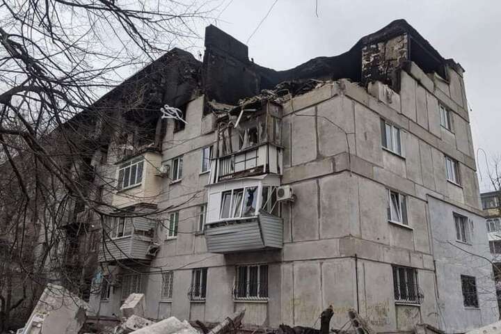 Вночі окупанти знову вдарили по Луганщині: під завалами будинку люди