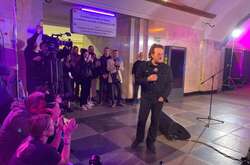 Солист группы U2 Боно выступил в киевском метро