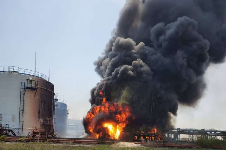 Росіяни обстріляли нафтопереробний завод у Лисичанську, є загроза вибуху