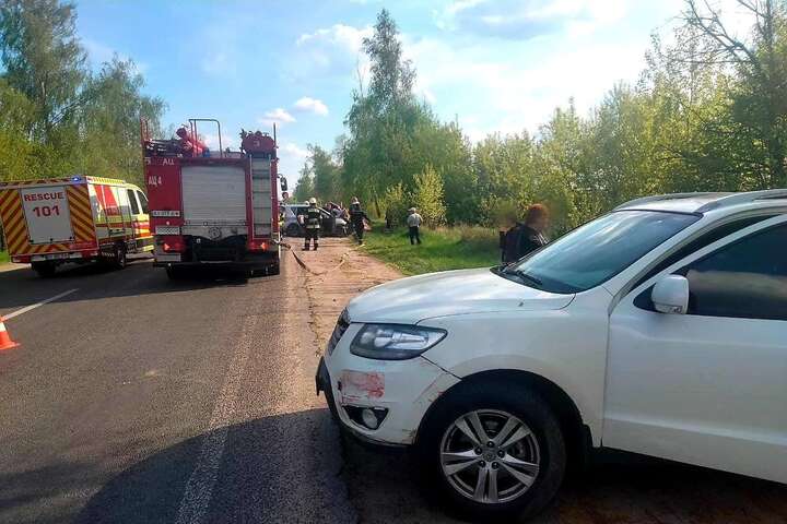 У ДТП потрапили три автомобілі - Масштабна ДТП на Київщині: серед травмованих є діти (фото)