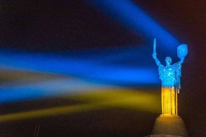 Монумент «Батьківщина-мати» засяяв у кольорах прапора (фото)