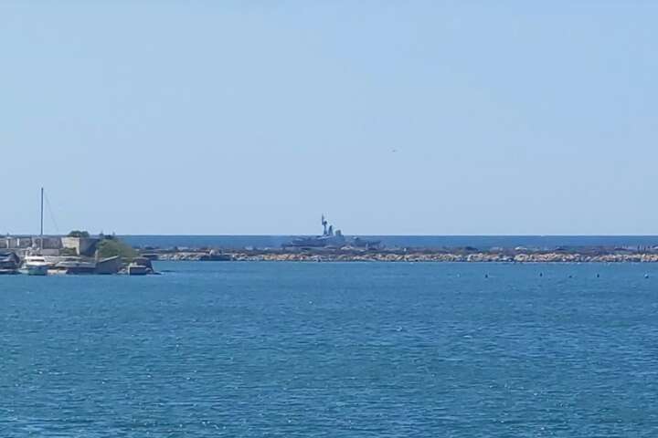 Вхід до Севастопольської бухти прикривають російські військові кораблі (фото)