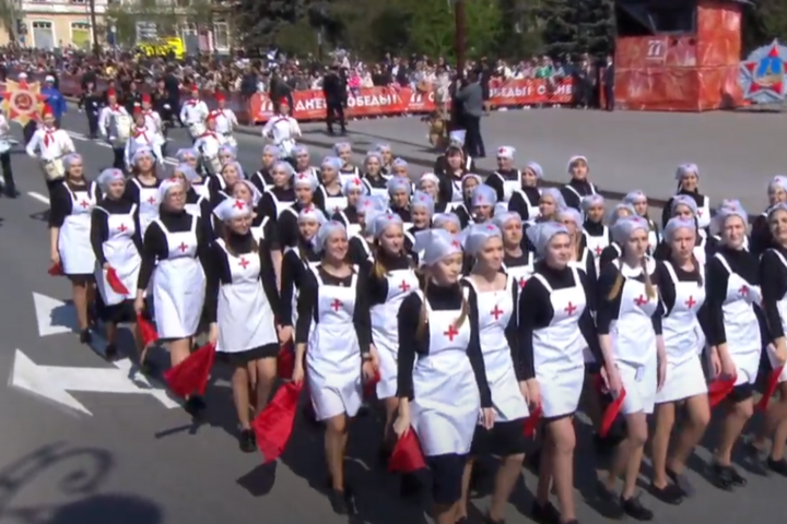 Усі військові в Україні. В Росії на парад вийшли медсестри й іноземні студенти (відео)