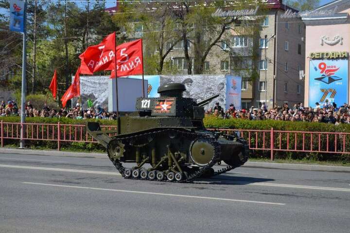 Росіяни вигнали на паради старезну військову техніку (фото)