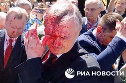 В Польше активисты облили российского посла красной краской (видео)