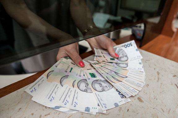 У які банки українці найактивніше несуть гроші, а звідки забирають: статистика