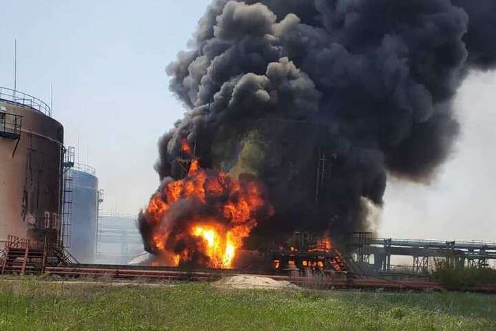 На обстріляному нафтопереробному заводі у Лисичанську є загроза вибуху – Денісова