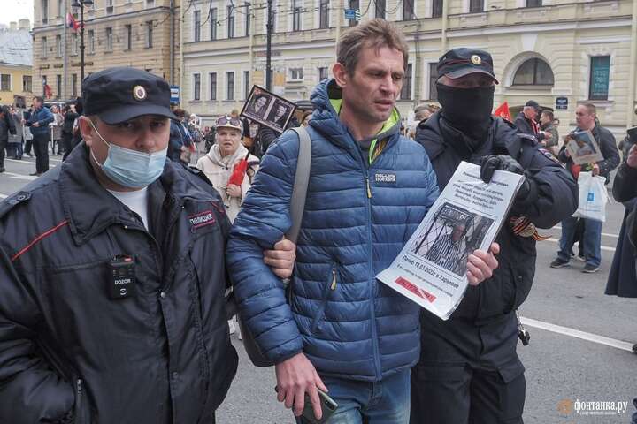 У Петербурзі поліцаї затримали депутата з портретом вбитого у Харкові в'язня концтаборів