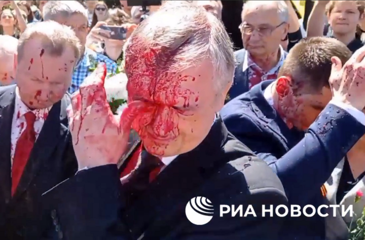 У Польщі активісти облили російського посла червоною фарбою (відео)