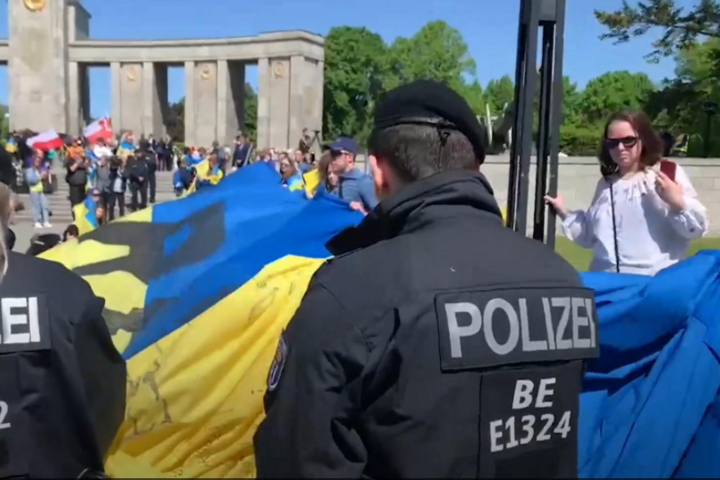 Український прапор під забороною. Як німецькі ЗМІ відреагували на скандальне рішення (фото, відео)