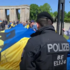 Німецька поліція згортає український прапор у центрі Берліна