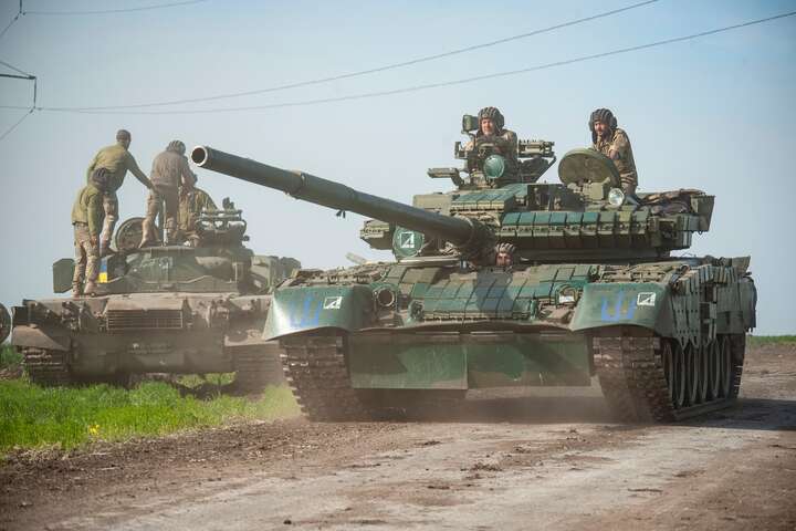 Українські бійці влаштували «парад» на трофейних танках РФ (фото)