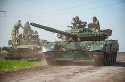 Українські військові на трофейних російських танках по передньому краю