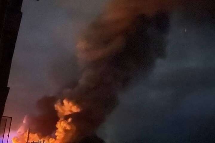 Ракетний обстріл Одеси: палає торговий центр (фото)