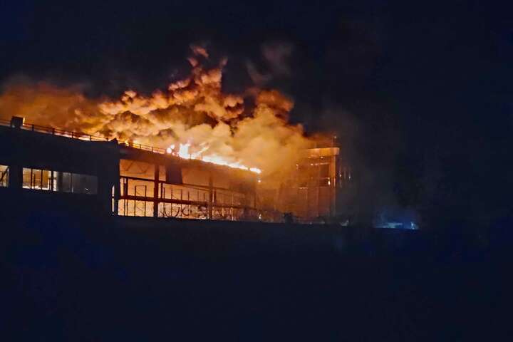 Обстріл Одеси: є жертва, зайнялася пожежа (фото)