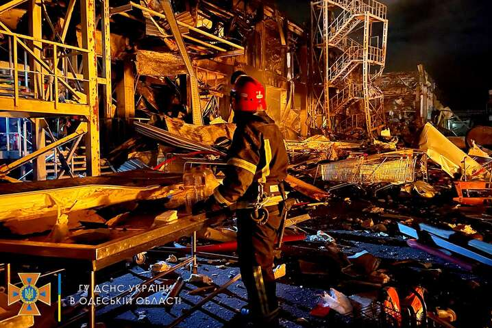 Спасатели показали разрушительные последствия ракетного удара по Одессе (фото)