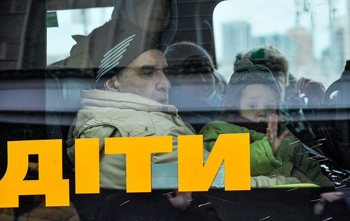 Окупанти змушують вихователів дитсадків їхати з Донецька до Маріуполя