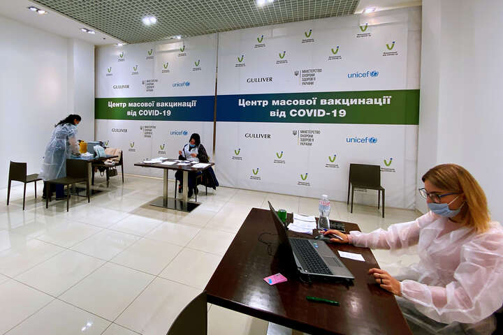 Чотири центри масової вакцинації знову запрацювали у Києві