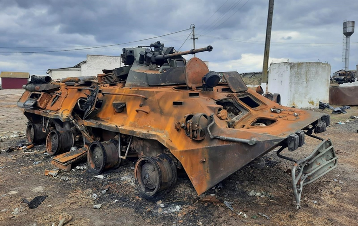 ВСУ продолжают уничтожать технику оккупантов - Генштаб: Враг потерял почти 1 200 танков и 160 вертолетов