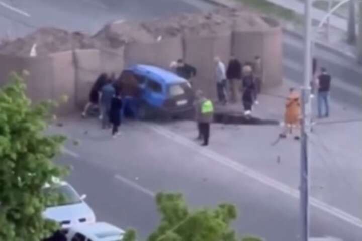 Моторошна ДТП на Троєщині: машина влетіла в бетонні блоки (відео)