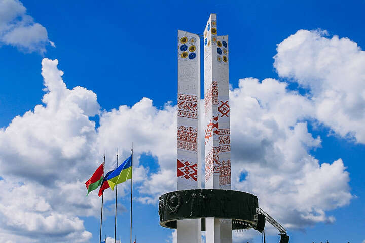 Україна демонтує монумент «Три сестри» на кордоні з РФ та Білоруссю