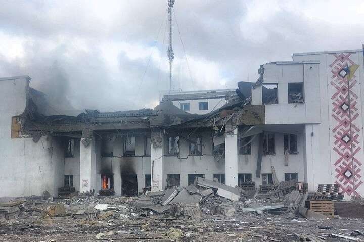 Окупанти вдарили ракетою по будинку культури на Харківщині (фото)