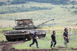  Жена оккупанта предлагает мужчине «упасть с танка», чтобы получить травму 