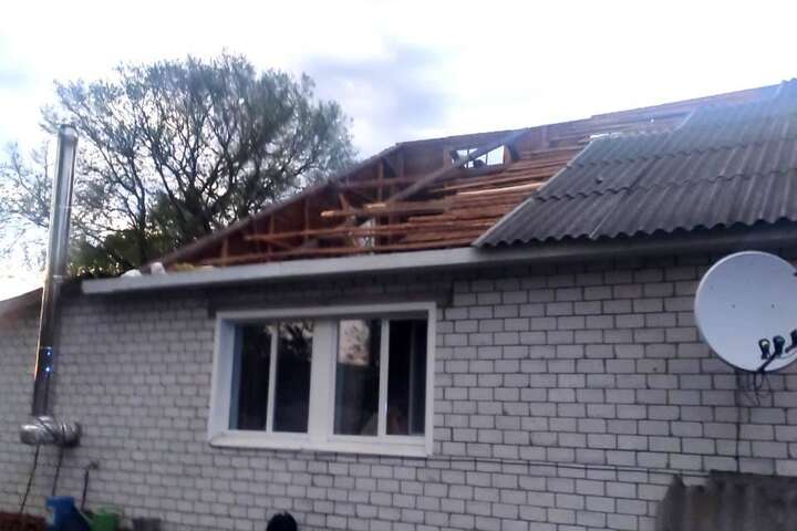 Чернігівщина: через негоду з будинків позривало дахи (фото)