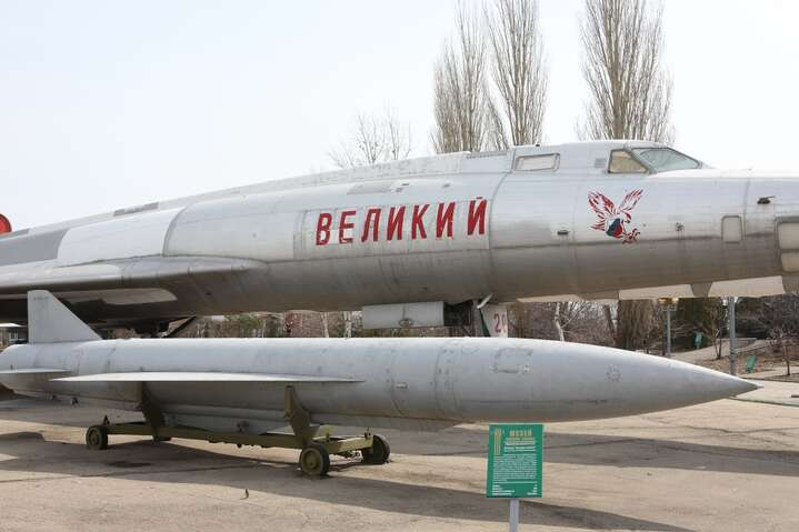 Рашисты бьют устаревшими ракетами Х-22 - Почему Россия стала использовать советские ракеты Х-22? Залужный назвал причину