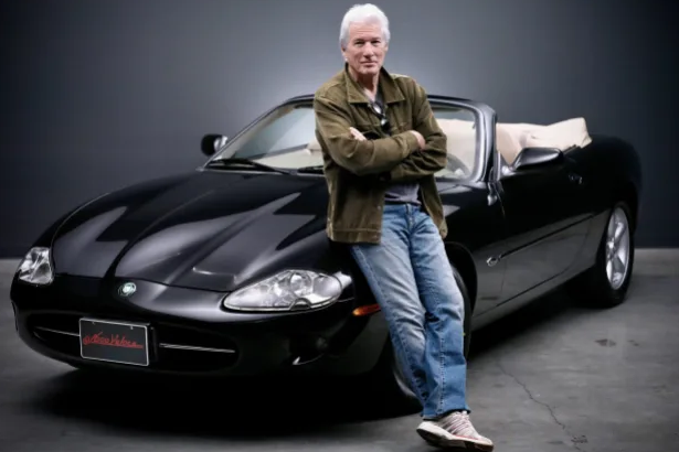 Зірка Голлівуду Річард Гір продає свій Jaguar для допомоги Україні (фото) 