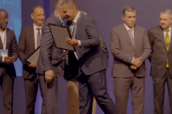 Президент Федерації боксу України обіймався з росіянином на конгресі: скандальне відео