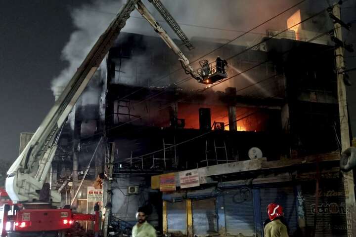 У столиці Індії вирувала пожежа: 27 загиблих (відео)