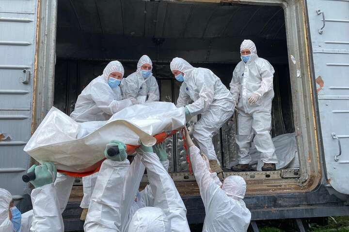 На околиці Києва у вагони-рефрижератори завантажили сотні тіл окупантів (фото)