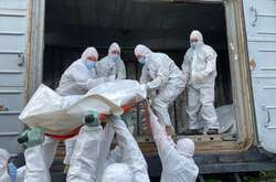 Тіла загиблих на Київщині російських військових завантажили у вагони-рефрижератори