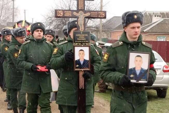 В РФ публично похоронили уже на тысячу военных больше, чем власти признали убитыми на войне
