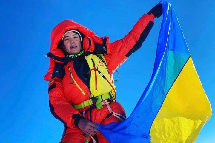 Прапор України прикрасив найвищу світову вершину (фото)