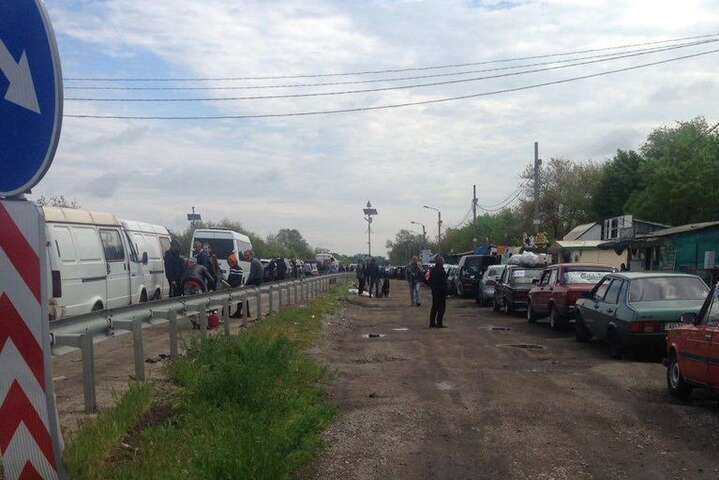 Огромную колонну автомобилей с мариупольцами пропустили в Запорожье (фото)