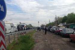 Огромную колонну автомобилей с мариупольцами пропустили в Запорожье (фото)