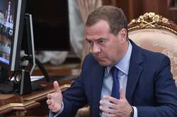Медведєв заявив, що РФ начхати на невизнання нових кордонів України країнами G7